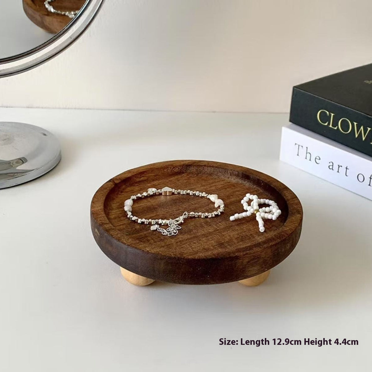 Round walnut jewelry tray holding a pearl necklace, size shown as 12.9 x 4.4cm – Pausadesk