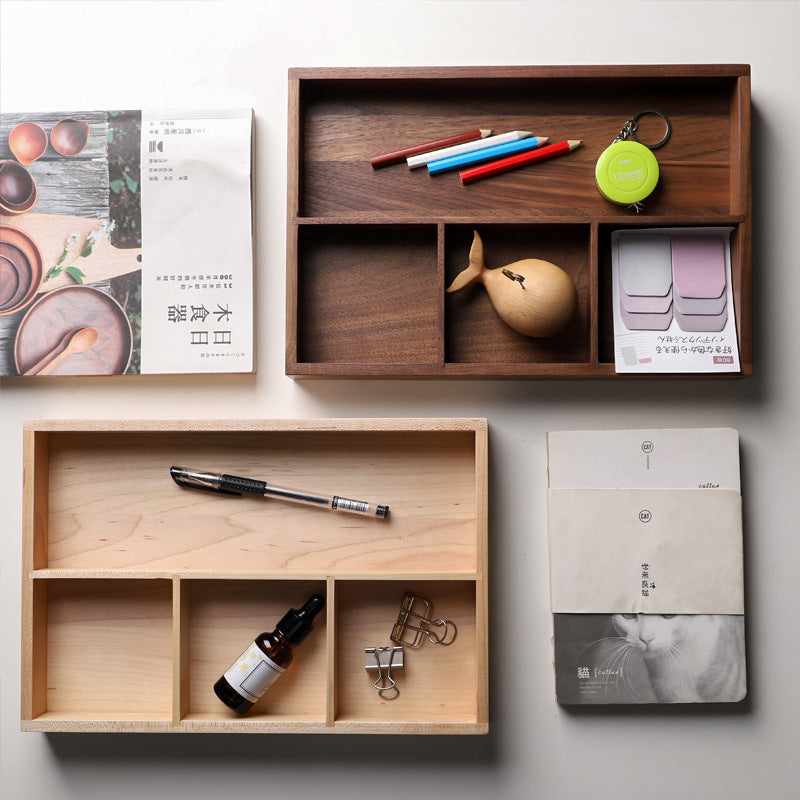 Top view of walnut and light wood desk boxes with pens, keychain and a wooden bird – Pausadesk